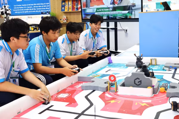 Học sinh Trường THPT Đầm Dơi nghiên cứu mô hình có sử dụng trí tuệ nhân tạo. Ảnh: Quách Mến