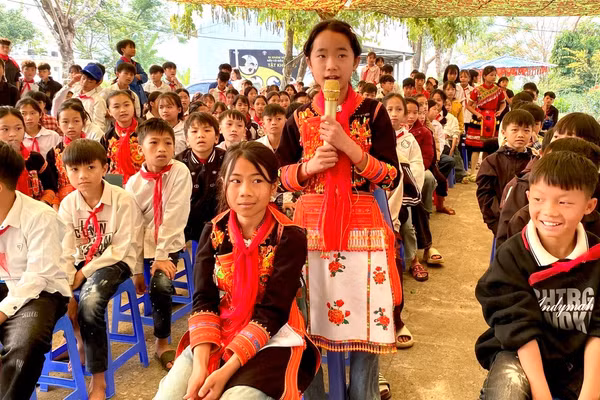 Học sinh vùng biên giới Khổng Lào tự tin chia sẻ về mối nguy hại từ môi trường mạng.