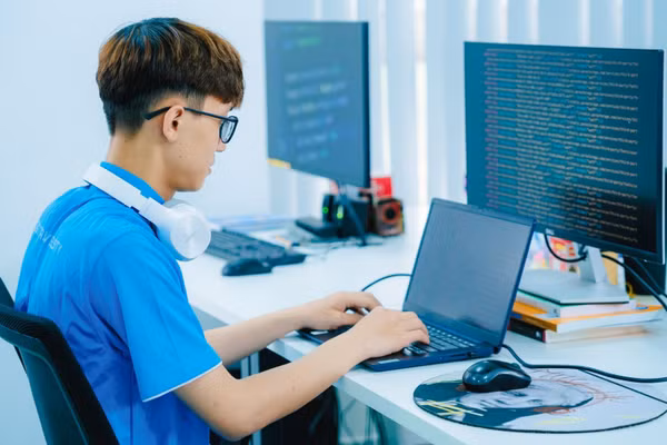 Sinh viên ngành Khoa học Máy tính, Trường Đại học CMC. Ảnh: NTCC