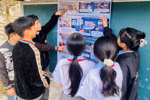 Học sinh Trường PT DTBT THCS Nhôn Mai đọc thông tin tại “Góc cảnh báo không gian mạng”. Ảnh: NTCC