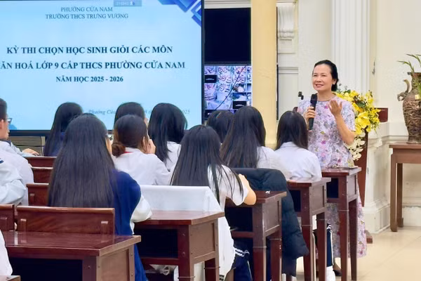 Cô trò Trường THCS Trưng Vương, phường Cửa Nam, Hà Nội. Ảnh: Đình Tuệ