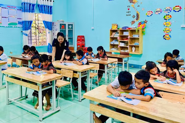 Giờ luyện đọc của học sinh lớp 2/1 Trường Phổ thông dân tộc bán trú Tiểu học & THCS Trà Nam. Ảnh: NTCC