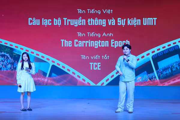 Các câu lạc bộ sinh viên của Trường Đại học Quản lý và Công nghệ TPHCM giới thiệu với tân sinh viên năm 2025 về các hoạt động ngoại khóa. Ảnh: UMT