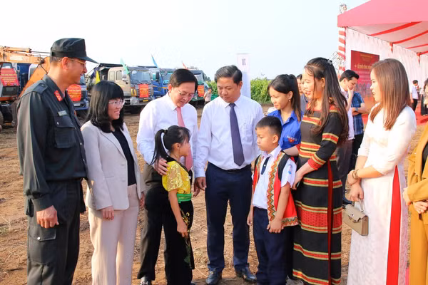 Phó Thủ tướng Hồ Quốc Dũng cùng lãnh đạo địa phương trò chuyện với học sinh, giáo viên xã Ea Bung. 