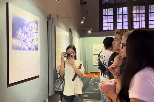 Sinh viên K43 ngành Văn hóa phát triển, Khoa Tuyên truyền, Học viện Báo chí và Tuyên truyền tác nghiệp. Ảnh: NVCC