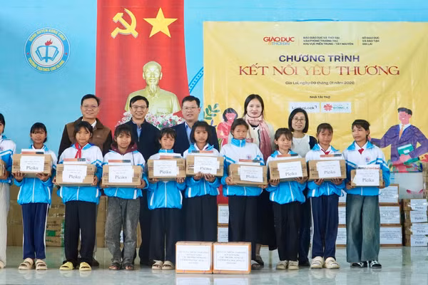 Văn phòng đại diện Báo GD&TĐ khu vực miền Trung - Tây Nguyên phối hợp cùng Sở GD&ĐT Gia Lai trao quà cho học sinh khó khăn ở xã Chơ Long.