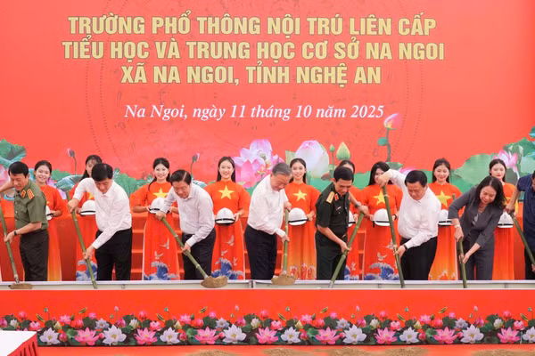 Các đại biểu thực hiện nghi thức khởi công Trường Phổ thông nội trú liên cấp Tiểu học và THCS xã Na Ngoi, Nghệ An.
