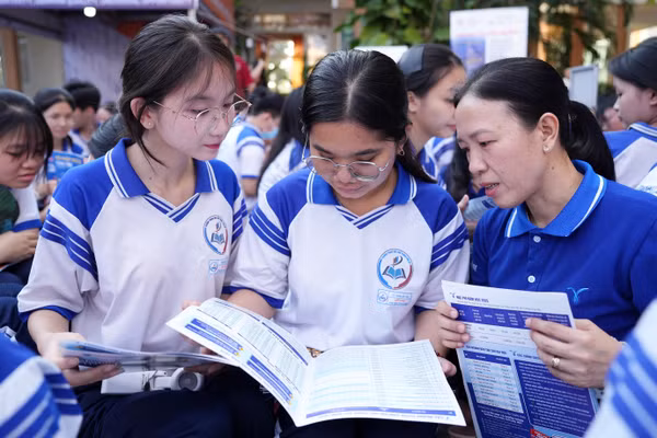 Học sinh tìm hiểu ngành tuyển sinh năm 2026. Ảnh minh họa: TDMU