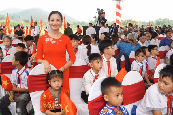 Học sinh xã biên giới Thông Thụ, Nghệ An. Ảnh: Hồ Lài
