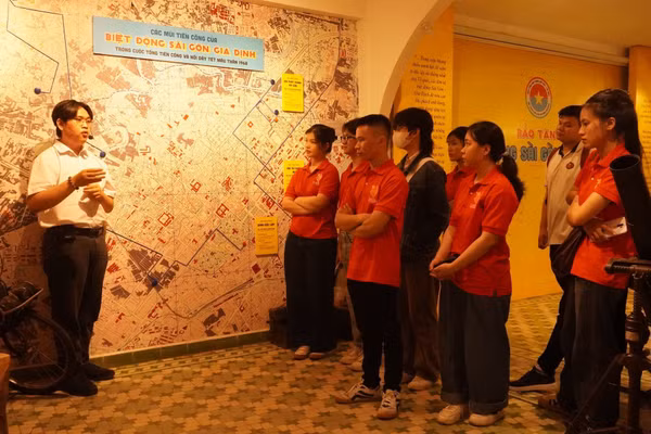 Sinh viên tìm hiểu lịch sử tại bảo tàng. Ảnh: CBSV1 