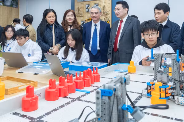 Giám đốc Sở GD&ĐT tỉnh Hưng Yên Phạm Đồng Thụy cùng các đại biểu tham quan phòng STEM tại Trường THPT chuyên Thái Bình.