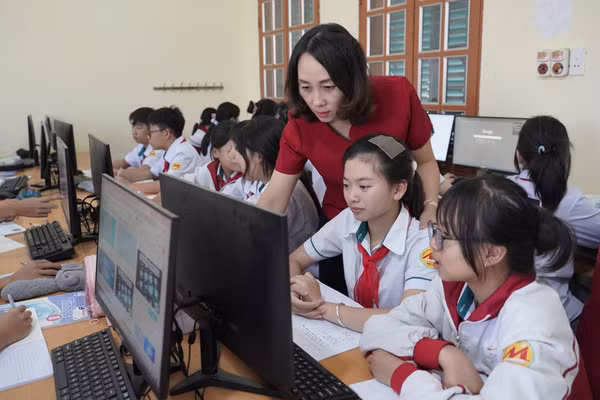Cô Đặng Thị Huệ và học sinh Trường THCS Mộc Lỵ (Mộc Sơn, Sơn La). Ảnh: NVCC