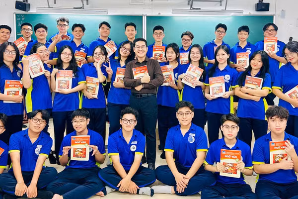 ThS Võ Minh Nghĩa, Tổ trưởng Tổ Ngữ văn, Trường THPT Nguyễn Du cùng học sinh. Ảnh: NTCC