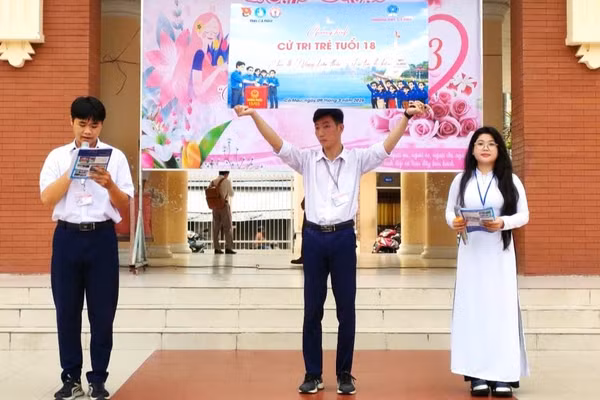 Hoạt động tuyên truyền chủ đề “Cử tri trẻ tuổi 18 - Vững kiến thức, tự tin đi bầu” tại Trường THPT Hồ Thị Kỷ (Cà Mau).