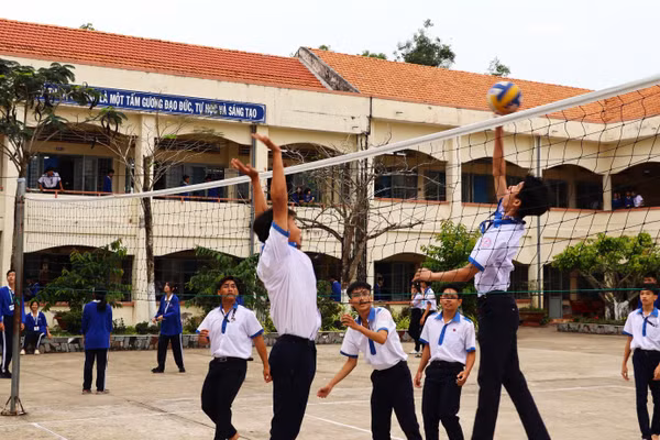 Học sinh Trường THPT Võ Văn Kiệt (Cà Mau) tham gia hoạt động thể dục thể thao giờ giải lao. Ảnh: QM
