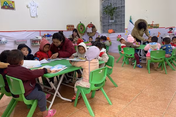 Học sinh vùng cao Dào San được nhắc nhở mặc đủ ấm khi đến trường mùa rét.