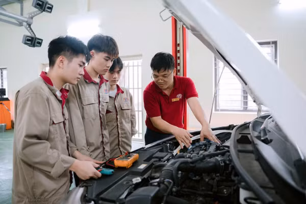 Giờ thực hành của học viên Trường Cao đẳng Công nghệ cao Hà Nội. Ảnh: NTCC
