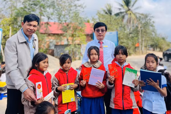 Sách là một trong những phần quà ý nghĩa học sinh Trường Tiểu học – Trung học cơ sở A Xing (Lìa, Quảng Trị) được hỗ trợ. Ảnh: NTCC