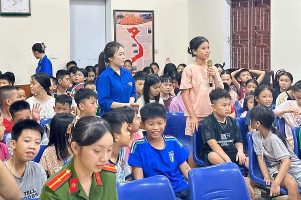 Phường Trường Vinh (Nghệ An) tổ chức truyền thông cho học sinh về kỹ năng tự bảo vệ trên môi trường mạng. Ảnh: CSCC