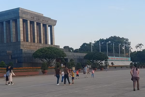 Tham quan lăng Bác từ sớm tinh sương. Ảnh: Bình Thanh