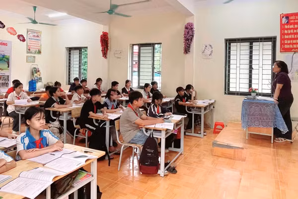 Cô, trò Trường PTDTBT Tiểu học và THCS Thung Nai trong giờ học trên lớp. Ảnh: Đình Tuệ