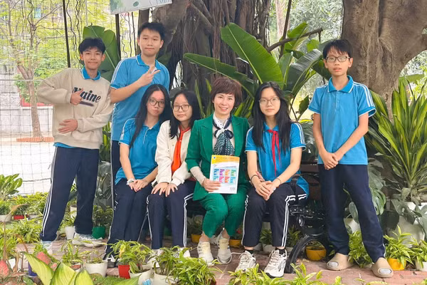 Cô trò Trường THCS Đống Đa (Kim Liên, Hà Nội). Ảnh: NTCC
