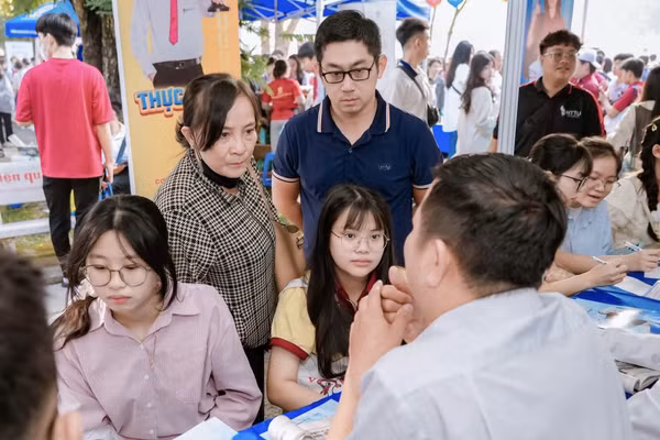 Trường Đại học Nguyễn Tất Thành tư vấn tuyển sinh cho học sinh và phụ huynh. Ảnh: NTTU 