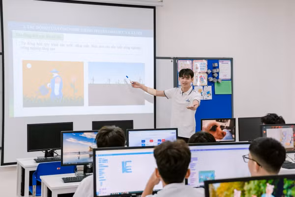 Giờ Tin học tại Trường Phổ thông liên cấp Phenikaa. Ảnh: NTCC