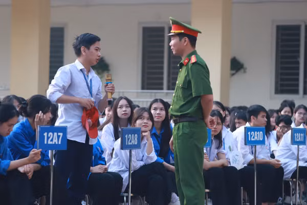 Hoạt động tuyên truyền pháp luật tại Trường THPT Hoài Đức C (Sơn Đồng, Hà Nội). Ảnh: Đình Tuệ 