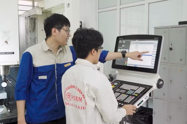 Sinh viên Trường Cao đẳng Cơ điện Hà Nội thực hành thao tác trên máy CNC. Ảnh: HCEM