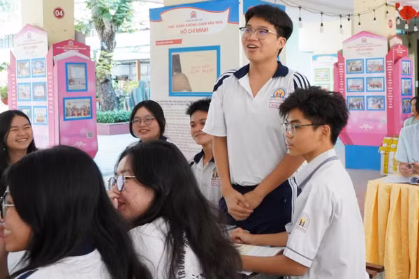 Tiết học Ngữ văn của học sinh Trường THPT Hùng Vương tại Không gian văn hóa Hồ Chí Minh. Ảnh: DV