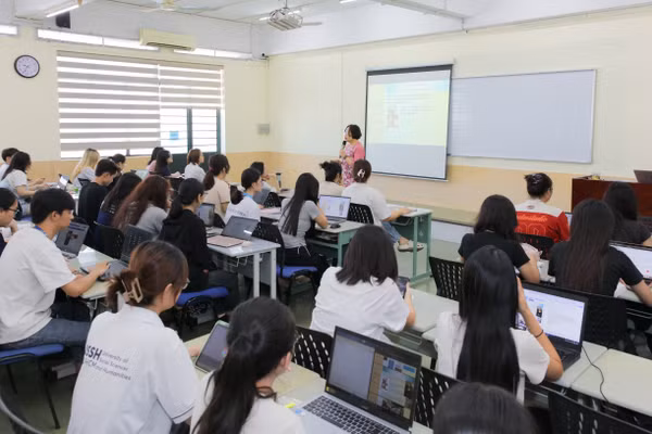 Sinh viên Trường Đại học Khoa học Xã hội và Nhân văn (Đại học Quốc gia TPHCM). Ảnh: HCMUSSH