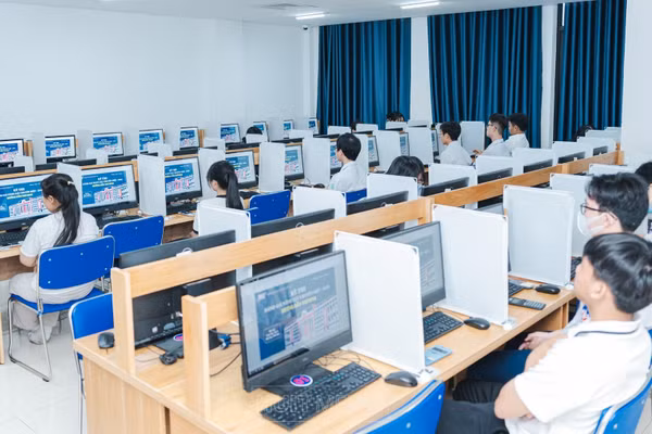 Thí sinh dự thi đánh giá năng lực chuyên biệt do Trường Đại học Sư phạm TPHCM tổ chức năm 2025. Ảnh: HUIT