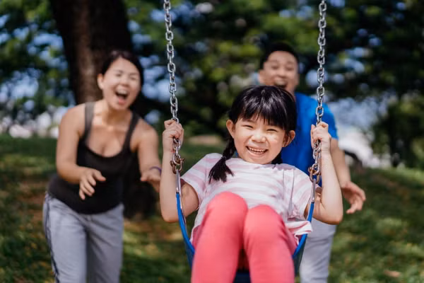 Mỗi trẻ đều có quyền vui chơi, nhưng quyền ấy cần đi kèm với sự đảm bảo an toàn cho chính các em và những người xung quanh. Ảnh: HoneyKidsAsia. 