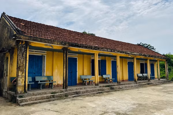 Dãy phòng học đã xuống cấp của Trung tâm Giáo dục nghề nghiệp - Giáo dục thường xuyên Mộ Đức (Quảng Ngãi). Ảnh: PV