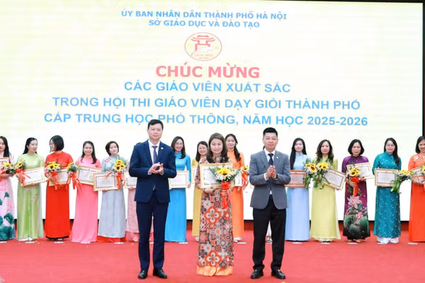 Cô Đỗ Thị Thanh Nga nhận giải Nhất Hội thi Giáo viên dạy giỏi thành phố. Ảnh: Đình Tuệ