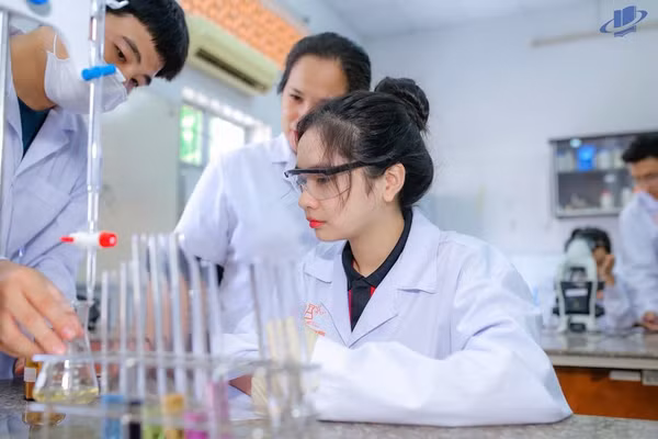 Một buổi thực hành của sinh viên Trường Đại học Mở TPHCM. Ảnh: NTCC