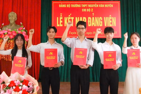 Những đảng viên trẻ tuổi của Trường THPT Nguyễn Văn Huyên.