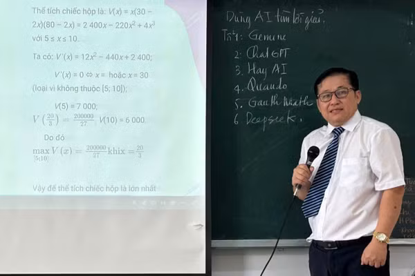 Thầy Lê Văn Hòa hướng dẫn học sinh ứng dụng AI trong học Toán. Ảnh; NVCC
