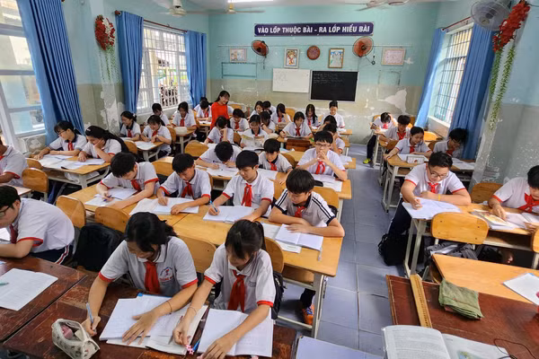 Cô giáo Nhung trong giờ lên lớp. Ảnh: NVCC