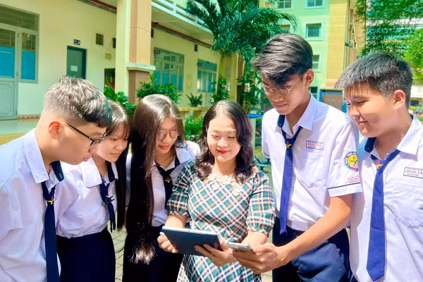 Bà Nguyễn Thị Kim Huệ, Hiệu trưởng Trường THPT Bình Tân (TPHCM), trao đổi thông tin với học sinh. Ảnh: Minh Anh