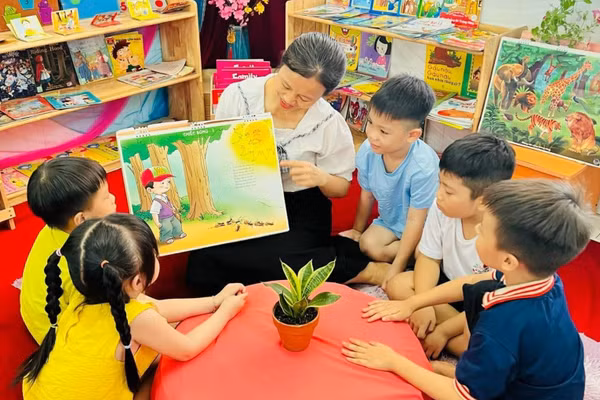 Một hoạt động giáo dục của cô và trò Trường Mầm non Thuận Giao tại KCN phường Thuận Giao (TPHCM). Ảnh: ITN