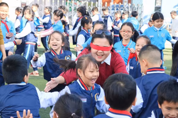 Học sinh Trường Tiểu học và THCS Nguyễn Khuyến (phường Thành Nhất) tham gia các hoạt động trải nghiệm trong giờ ra chơi. Ảnh: TT