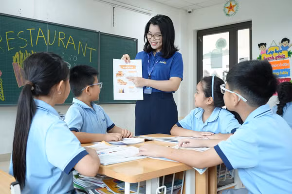 Cô và trò Trường Tiểu học, THCS và THPT Hồng Đức (Hưng Yên).