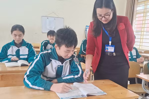Cô và trò Trường THCS Nguyễn Tất Thành (xã Đại Phúc, Thái Nguyên) trong hoạt động ôn luyện tiếng Anh.