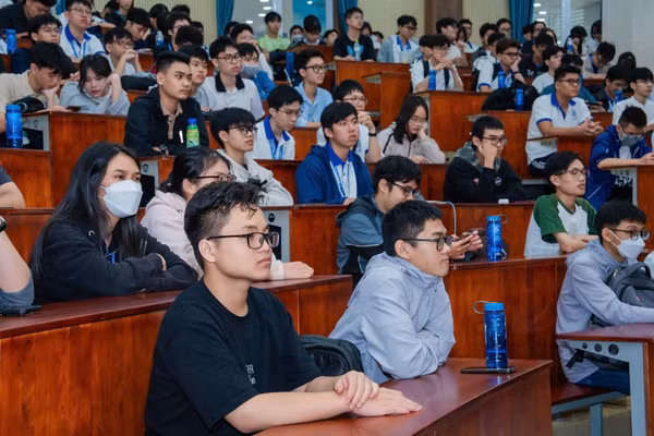 Tân sinh viên Trường Đại học Công nghệ Thông tin (Đại học Quốc gia TPHCM) tại giảng đường đại học. Ảnh: H.Khang