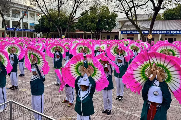 Thông qua các hoạt động truyền dạy, hướng dẫn thực hành di sản, xòe Thái được trao truyền trực tiếp, sinh động. Ảnh: NVCC