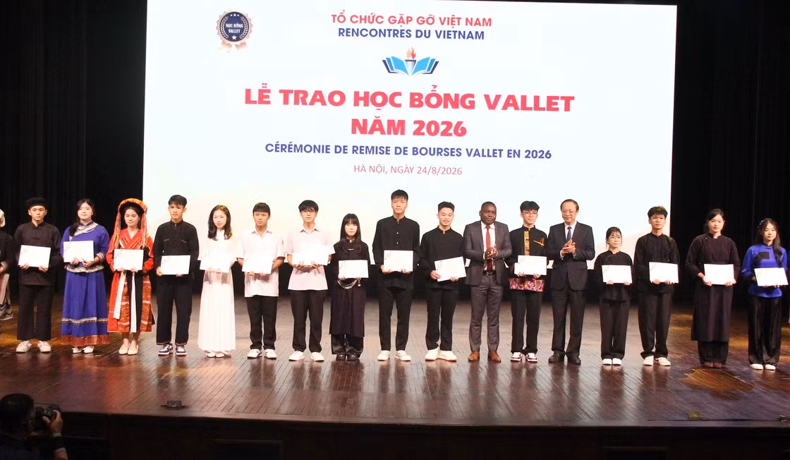 Thứ trưởng Thường trực Bộ GD&ĐT Phạm Ngọc Thưởng trao học bổng cho học sinh.