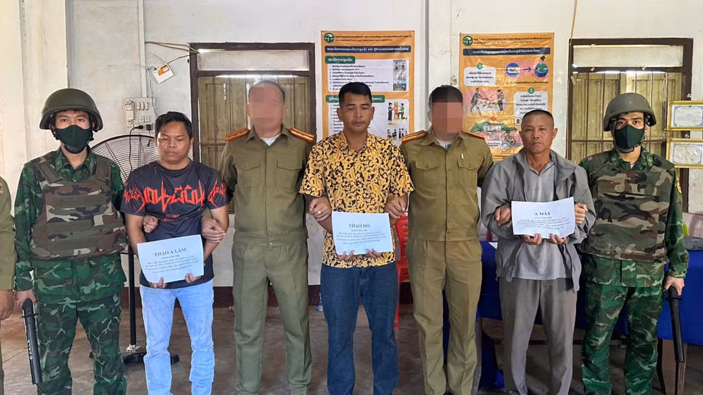 Lực lượng chức năng bắt giữ các nghi phạm vụ tàng trữ pháo trái phép. Ảnh: Mạnh Hùng 