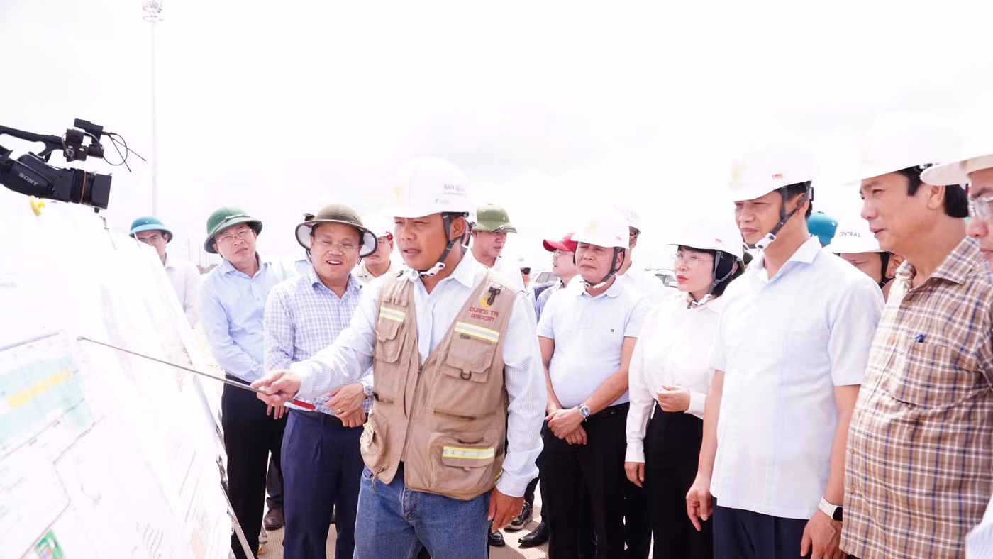 Ông Vương Quốc Tuấn, Bí thư Tỉnh ủy Quảng Trị kiểm tra tại Dự án Đầu tư xây dựng Cảng hàng không Quảng Trị.